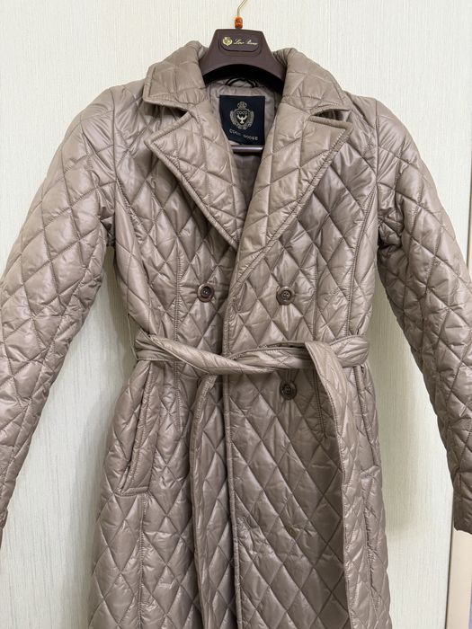 Модный плащ золотой стеганный