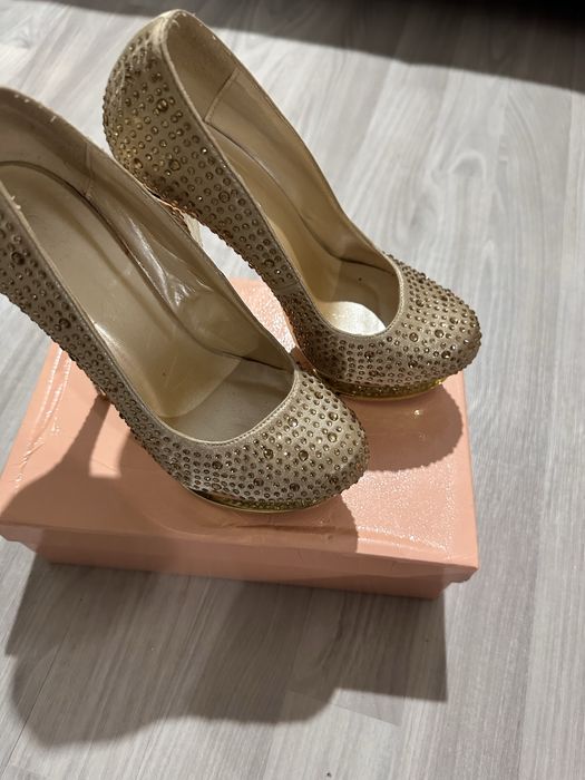 Туфли со стразами