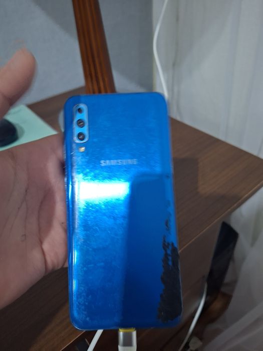 Продам 3 телефона и наушники