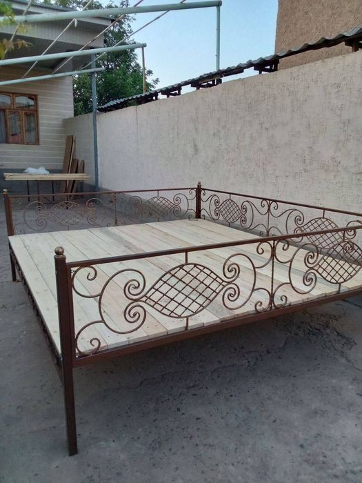 Железный кровать тапчан.