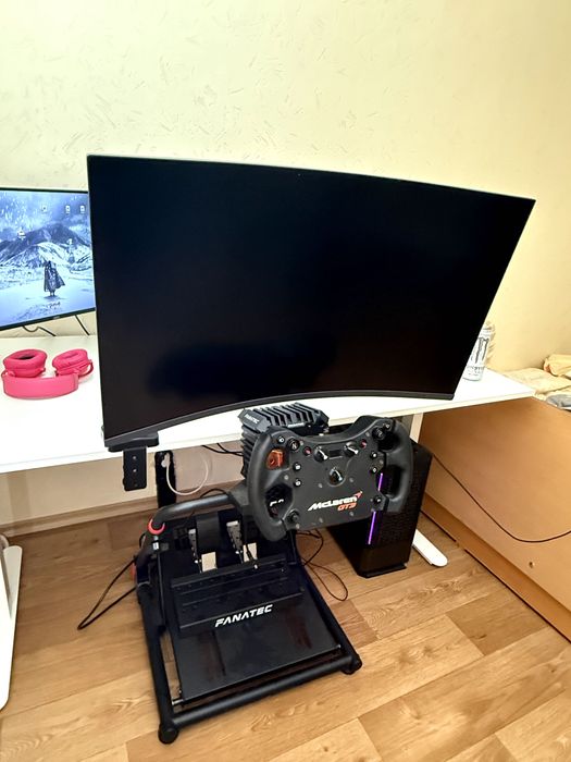 Продавам цял Fanatec sim racing setup с монитор и стойка,