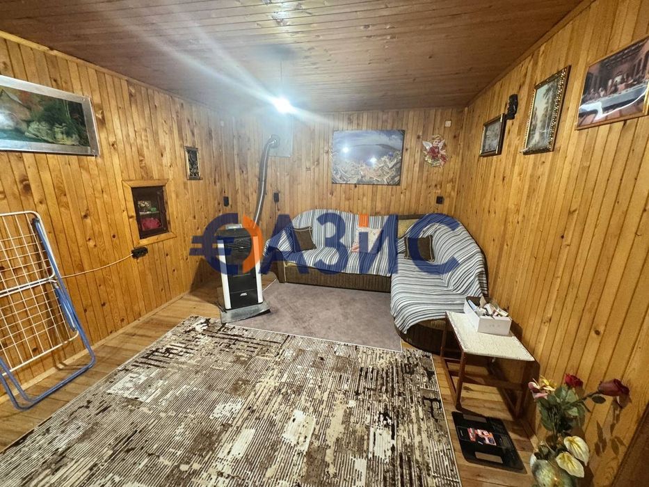 Многостайна къща с басейн в с. Просеник, Общ. Руен, обл. Бургас,