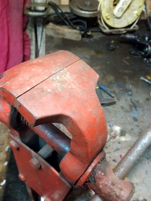 Продам кузнечные тиски