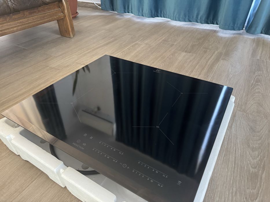 Vând plită electrică Electrolux  EIS62443