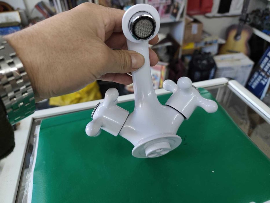 Нов бял смесител за мивка