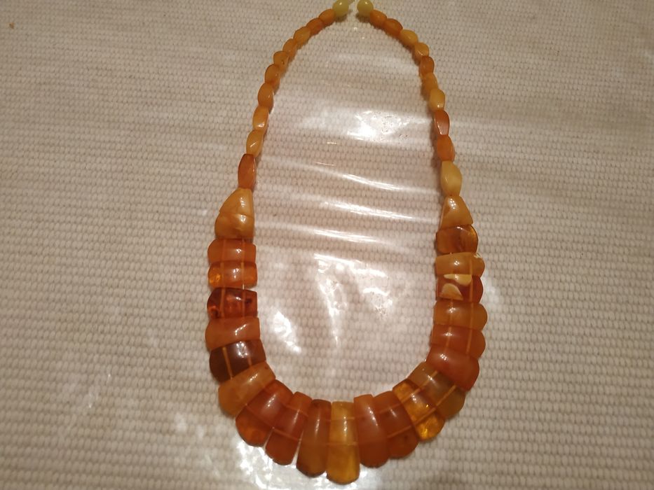 Продаю янтарное колье.