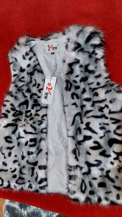 Vesta blana noua cu eticheta