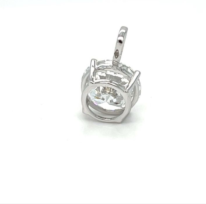 Diamant 5.06 ct, E VS2 intr-un pandantiv din aur alb de 14k