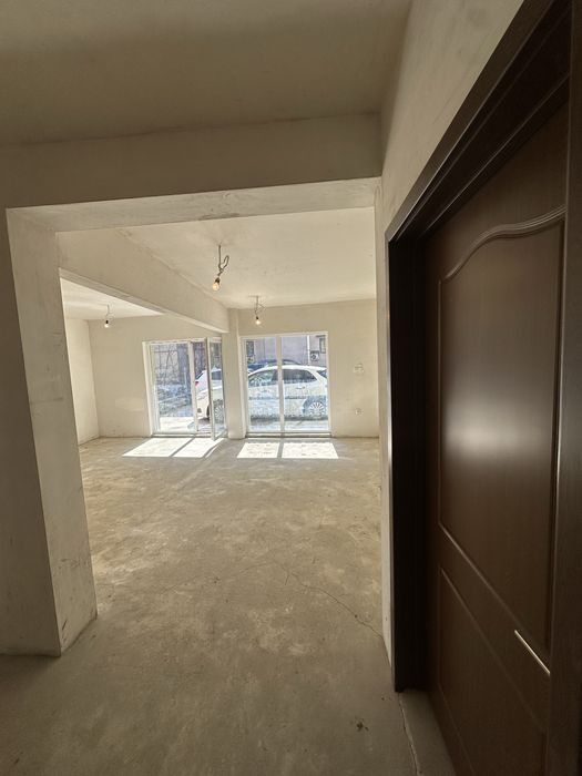 Продавам двустаен с дворно парко място в Трошево