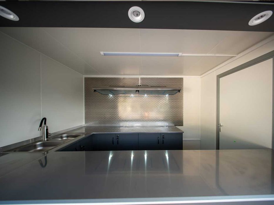 De închiriat: Rulotă comercială / Food Truck 3x2m – Inox, 2 Hote (Min. 3 luni)