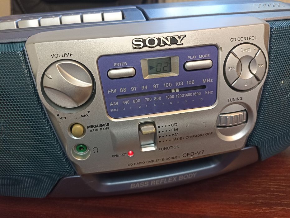 Radio-Casetofon cu CD Sony, model CFD-V7, recondiționat, perfect funcțional.