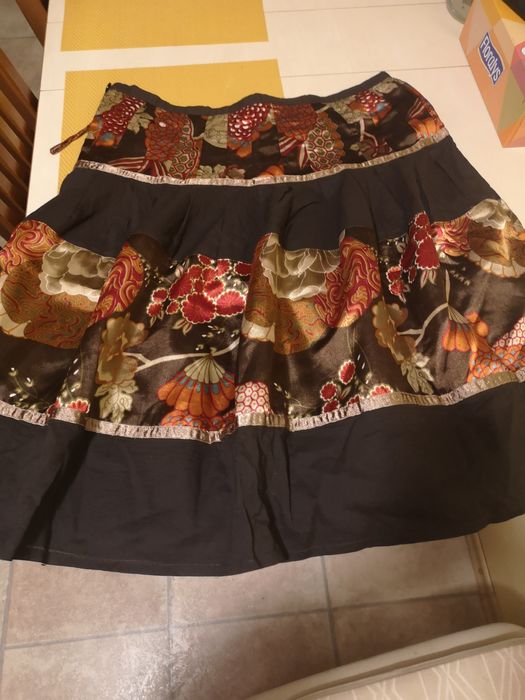 Vând 2 fuste mărimea M