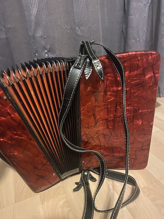 Vand doua acordeoane care necesita reparatii!