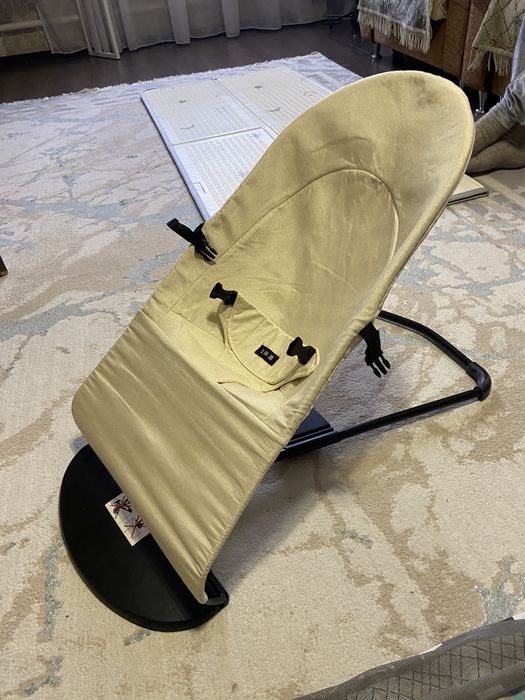 Шезлонг и развивающий коврик