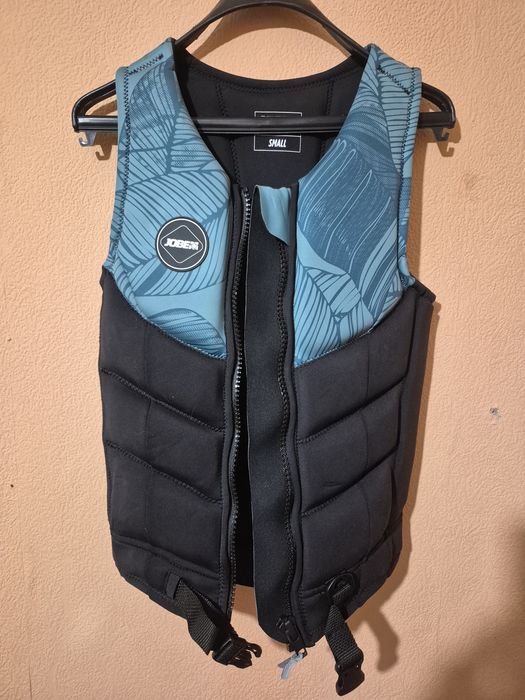 Продавам 2 броя спасителни жилетки