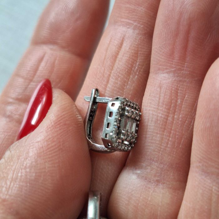 Елегантни сребърни обеци с циркони