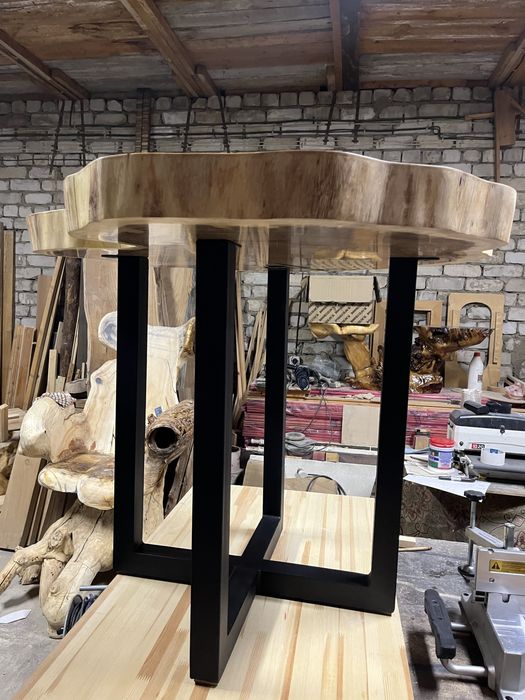 Столик из карагача