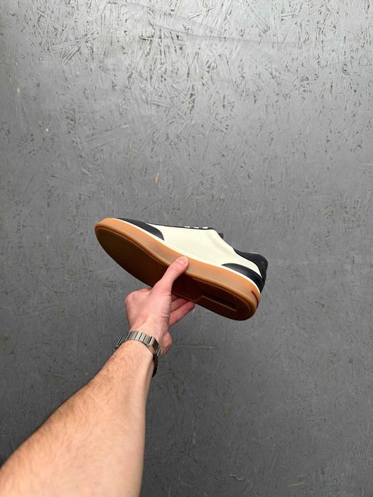 Кроссовки новые, стильные