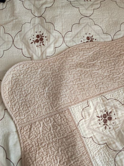 Покрывало и 2 тюли отдам за Барни