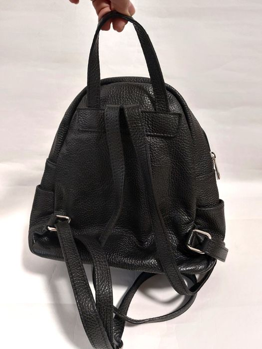 Дамска черна раница, естествена кожа на Antonia Moretti

С две отде