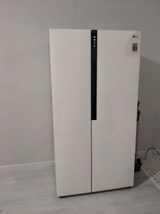 Холодильник двухдверный. LG.