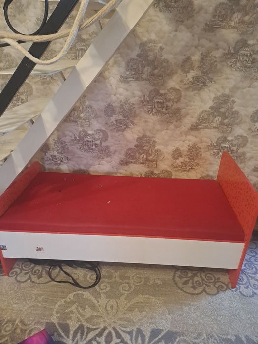 Продам кравать и шкаф.