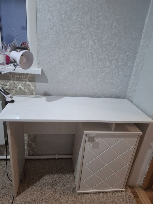 Маникюрный стол белый