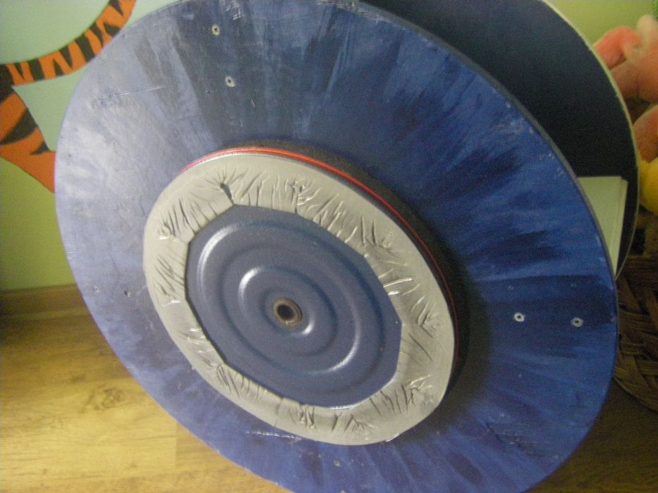 Въртяща се детска масичка - поставка за книжки от макара