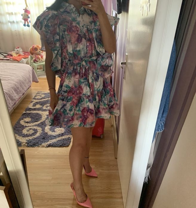 Рокля с цветя и колан