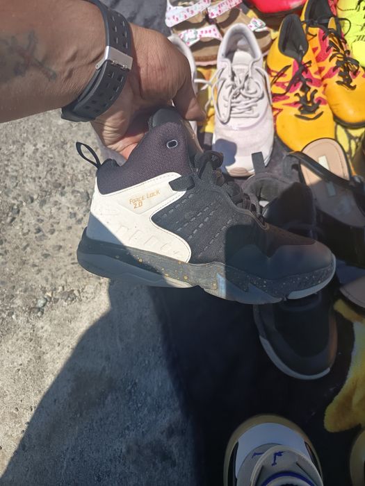 Vand Adidași de firma