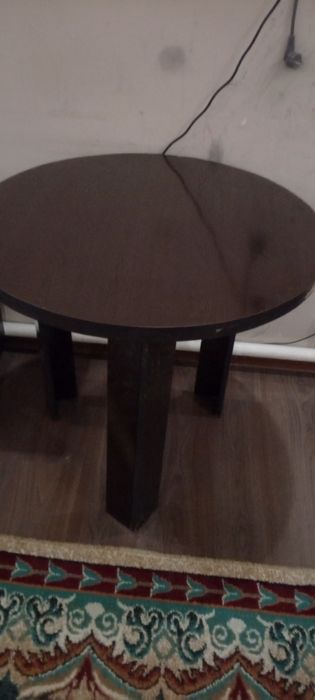 Стол круглый. Диаметр 80см.