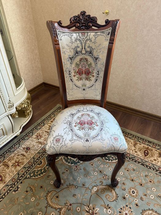 Стол и стуля для гостиной