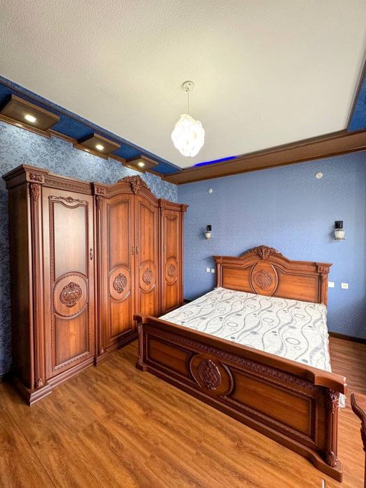 Arendaa katta stadion yonidagi oq dom