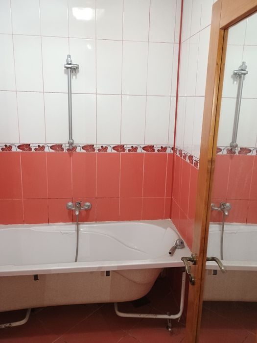 Apartament spre vânzare cu 4 camere cu bucătărie mare situat la parter