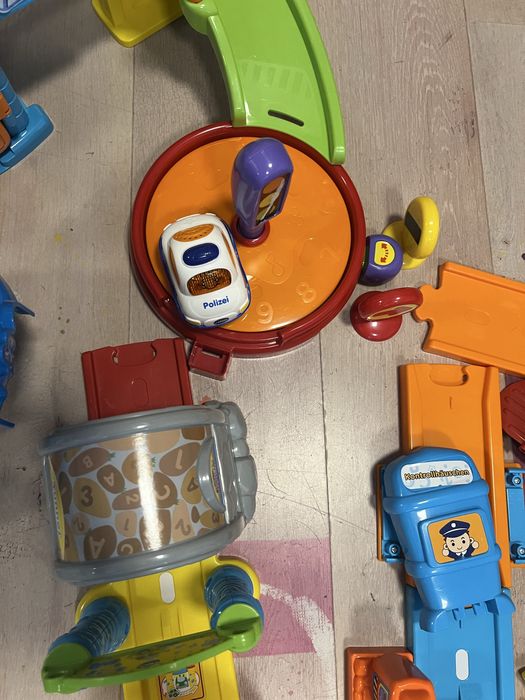 Две големи  vtech писти, полиция, пожарна и музикална кола