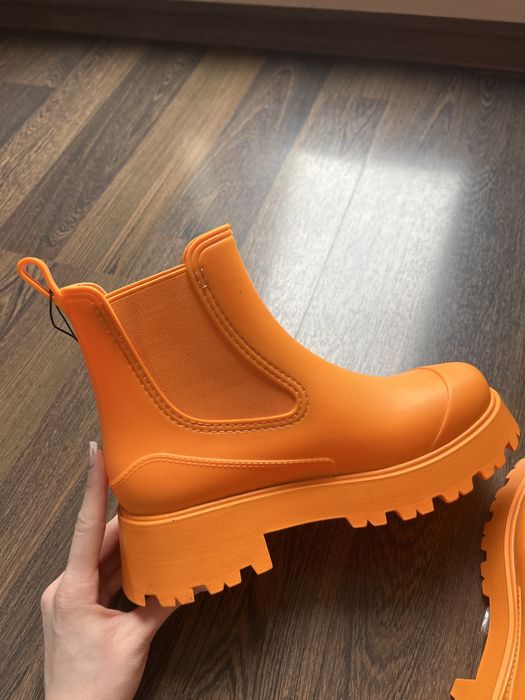 Чисто нови оранжеви ботуши от Reserved