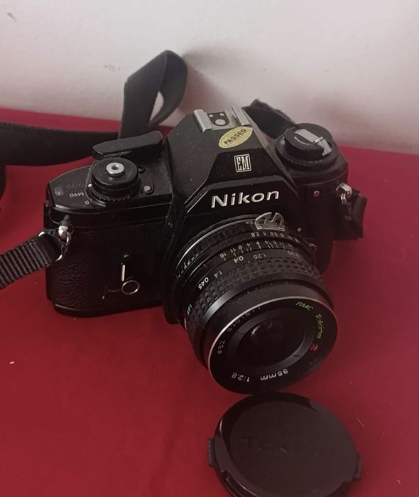 Aparat foto Nikon EM 35mm film SLR cu obiectivul Tokina RMC 35mm f/2.8.