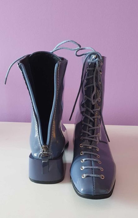 Стилни лачени боти