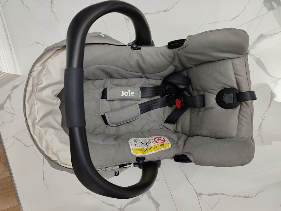 Автокресло Joie.