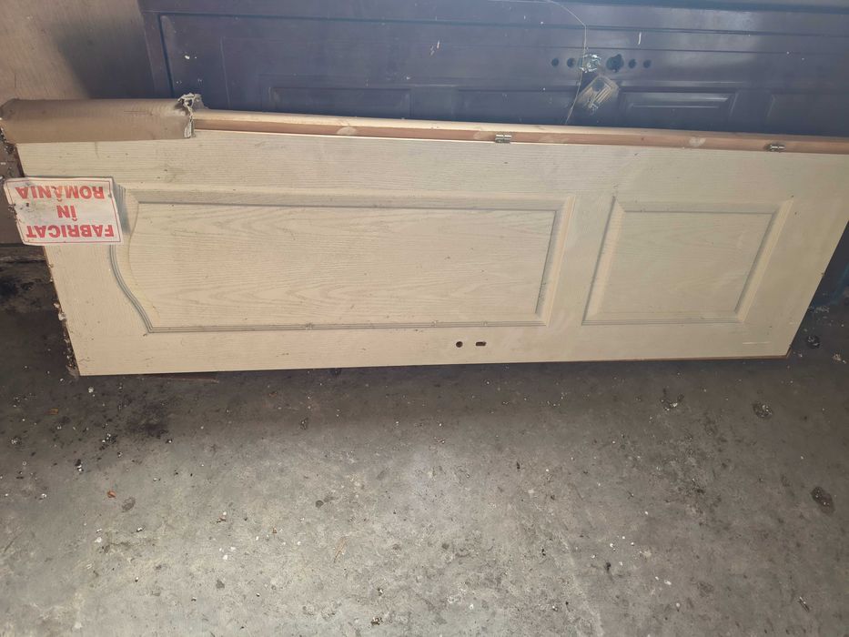 Vând uși metalice și din lemn