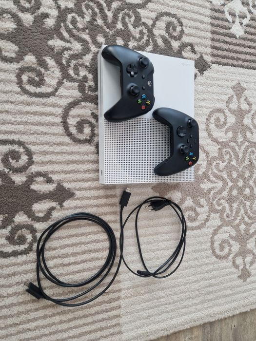 Vând consola xbox one