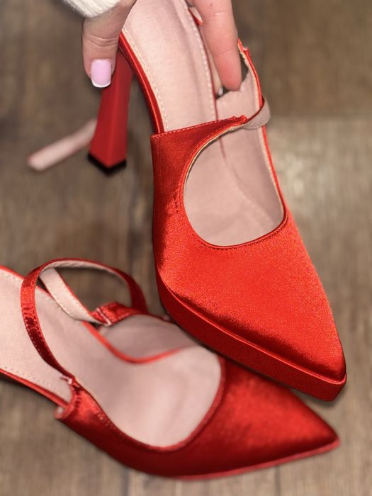 Червени токчета