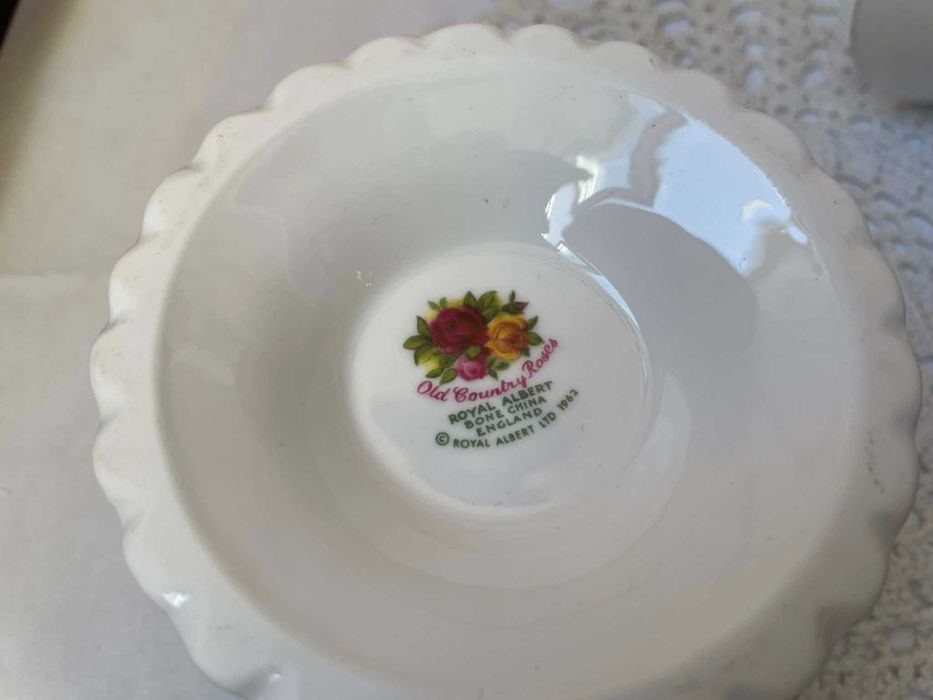 ROYAL ALBERT красиви свещници от костен порцелан от Англия