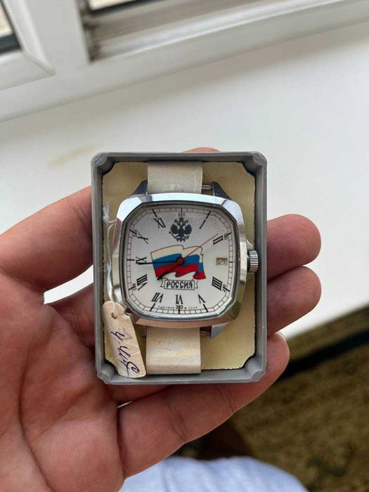 Механические часы «Восток» с дизайном в стиле флага России