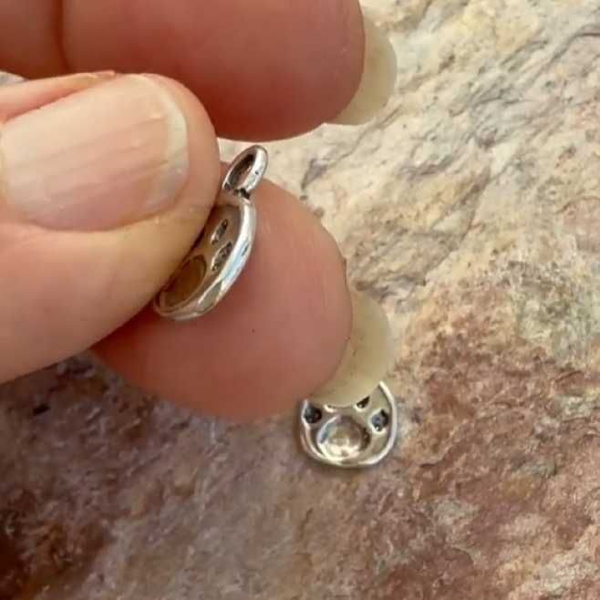 Сребърно бижу 925 – медальон лапичка, талисман за любов към животните.