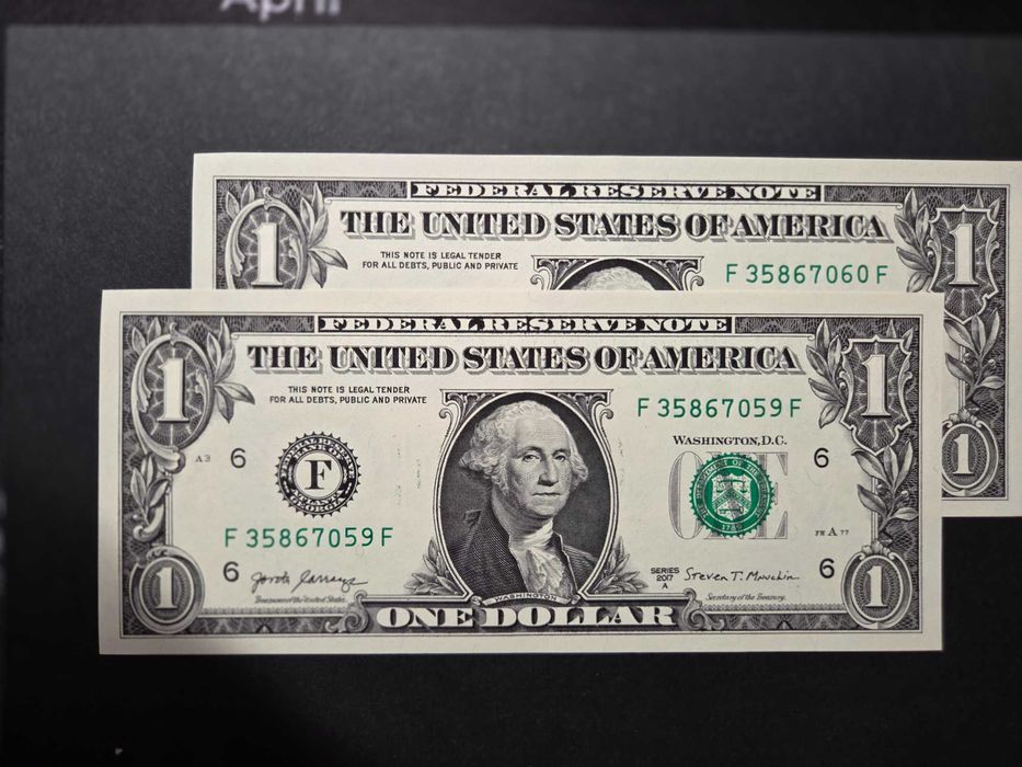 Bancnote de 1 dolar american de vânzare. Setați 2 numere la rând.