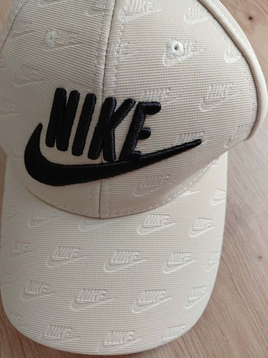 nike шапка бежово