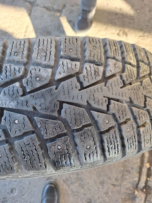 Продам резину б/у MAXXIS