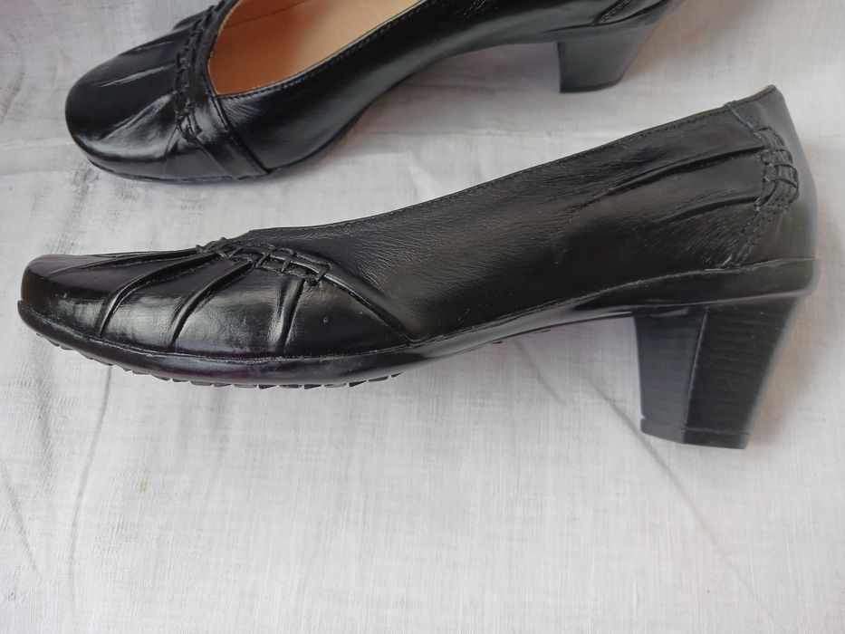 Елегантни нови кожени обувки