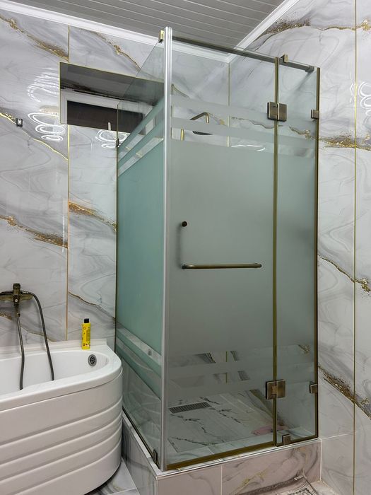 Стеклянные душевые кабины и перегородки